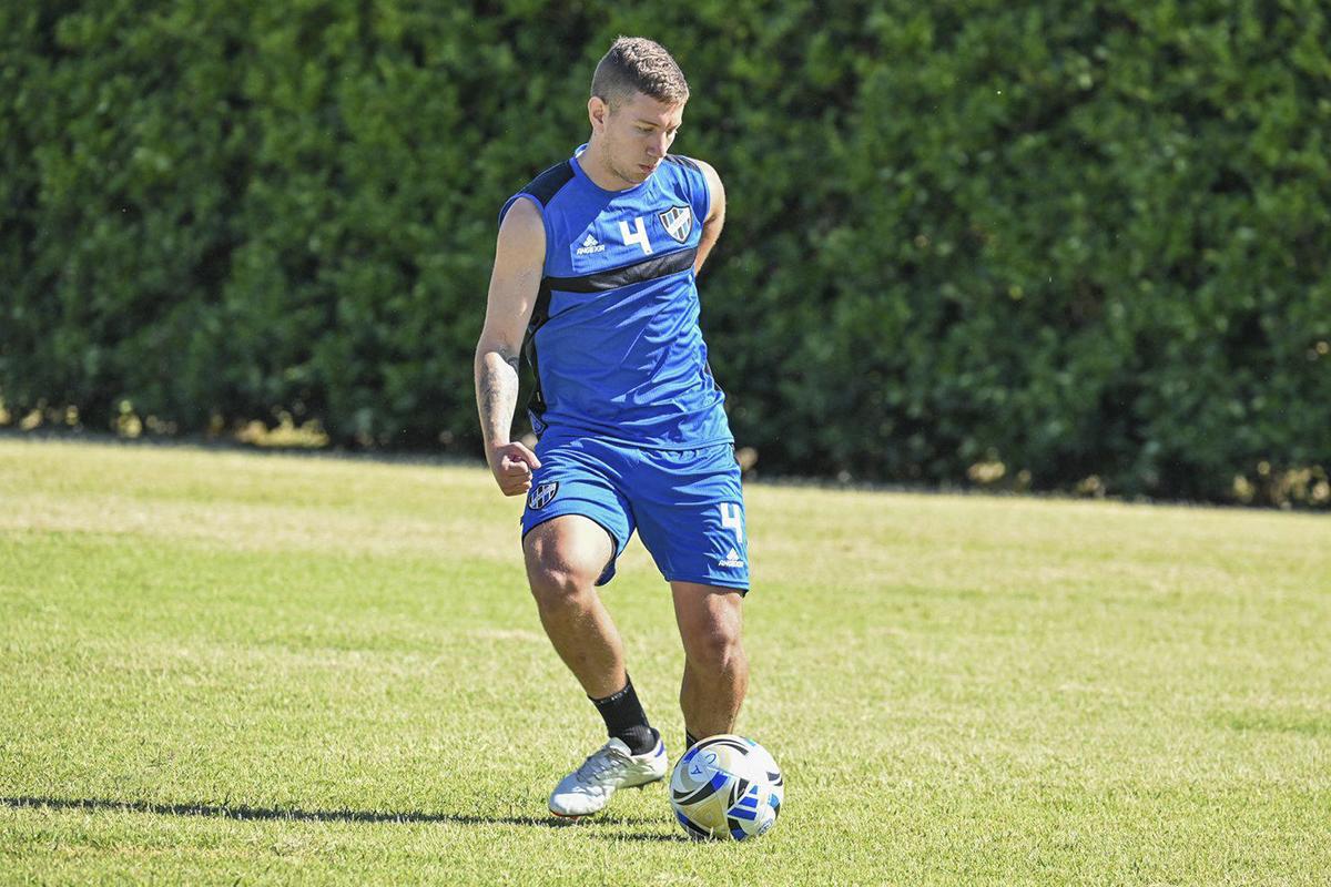 El que sepa de algo, me chifla: es profesional, lo tienen borrado en su equipo y busca nuevo club por Facebook