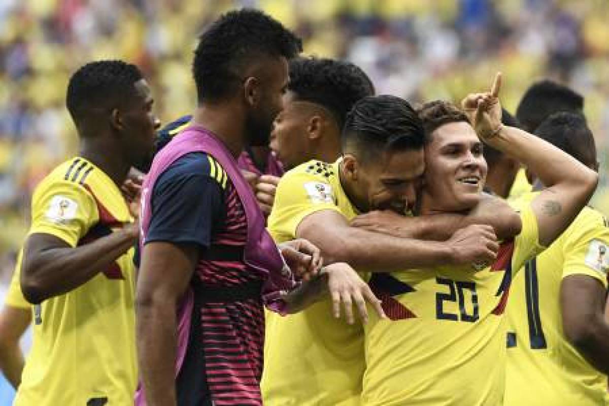 Colombia's midfielder Juan Quintero (R) celebrates with Colombia's forward Falcao (C) and other teammates after scoring a goal during the Russia 2018 World Cup Group H football match between Colombia and Japan at the Mordovia Arena in Saransk on June 19, 2018. / AFP PHOTO / Filippo MONTEFORTE / RESTRICTED TO EDITORIAL USE - NO MOBILE PUSH ALERTS/DOWNLOADS