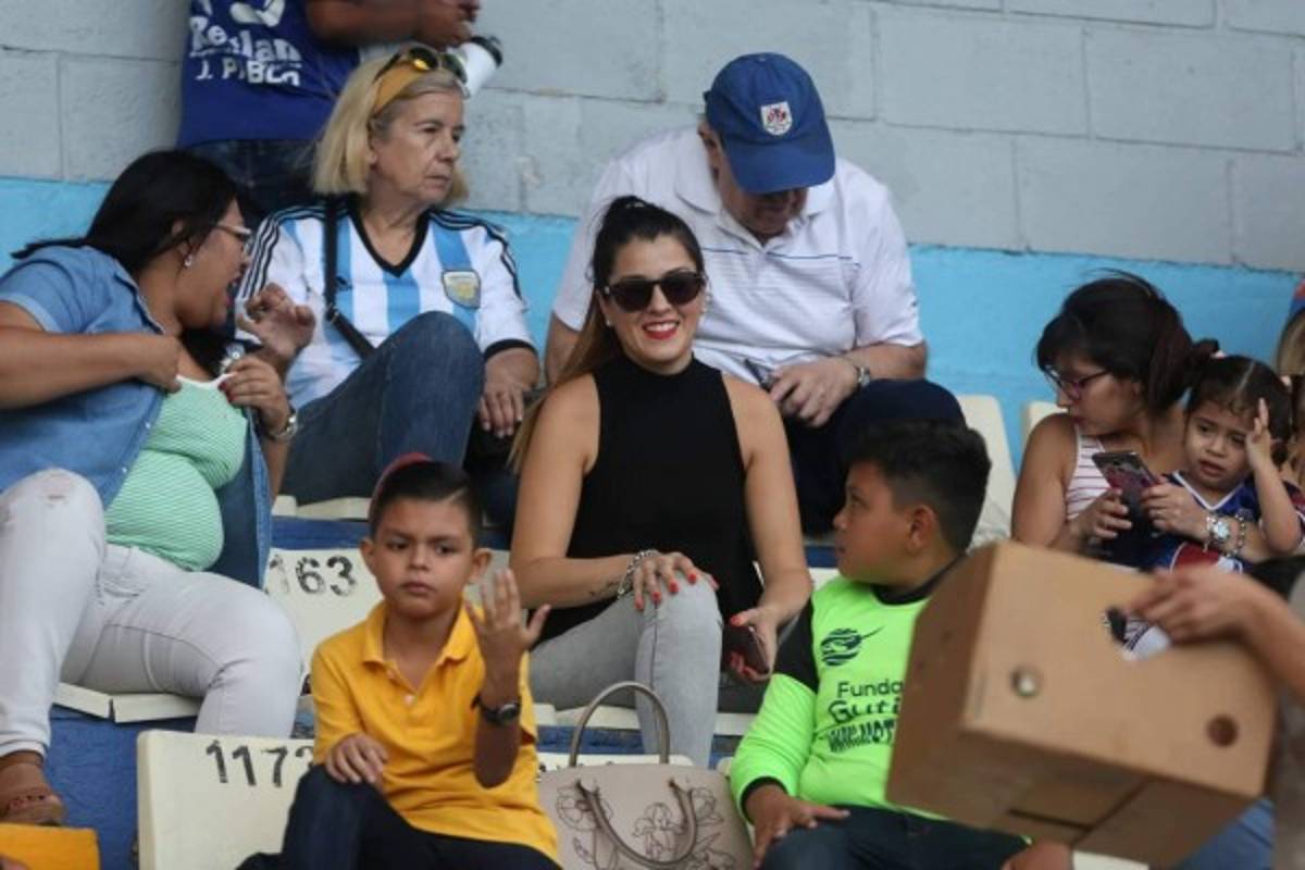 ¡Muñecas! Derroche de belleza en los estadios hondureños por la sexta jornada