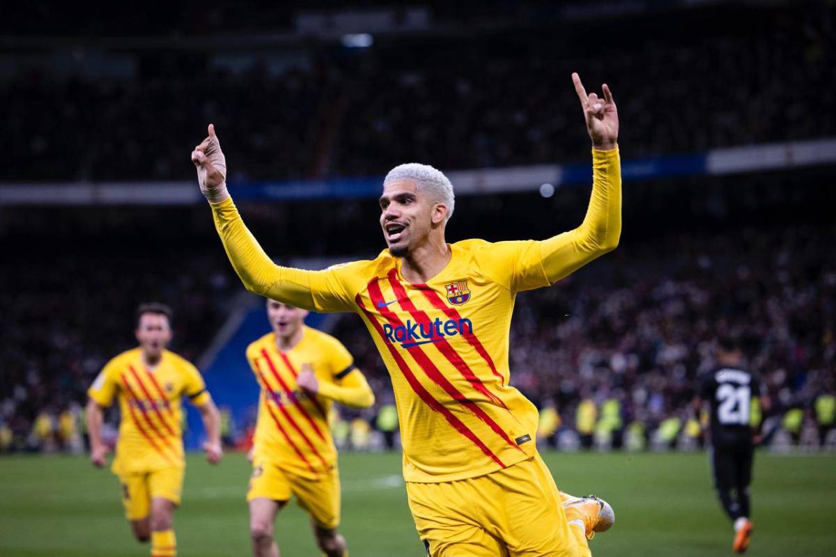 FOTOS: El abrazo de Xavi a Vinicius, Piqué defiende a Ter Stegen de un encontronazo y la famosa cantante en el Real Madrid-Barcelona