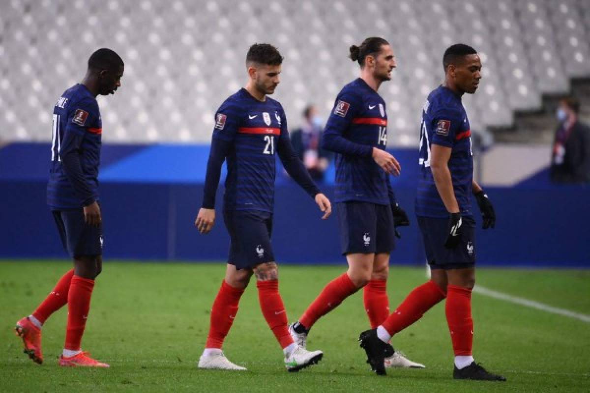French players leave the pitch at the end of the FIFA World Cup Qatar 2022 qualification football match between France and Ukraine at the Stade de France in Saint-Denis, outside Paris, on March 24, 2021. (Photo by FRANCK FIFE / AFP)