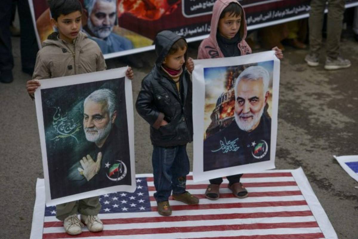 Qasem Soleimani: Iraníes salen para recibir el cuerpo de general asesinado por Trump y lanzan advertencia