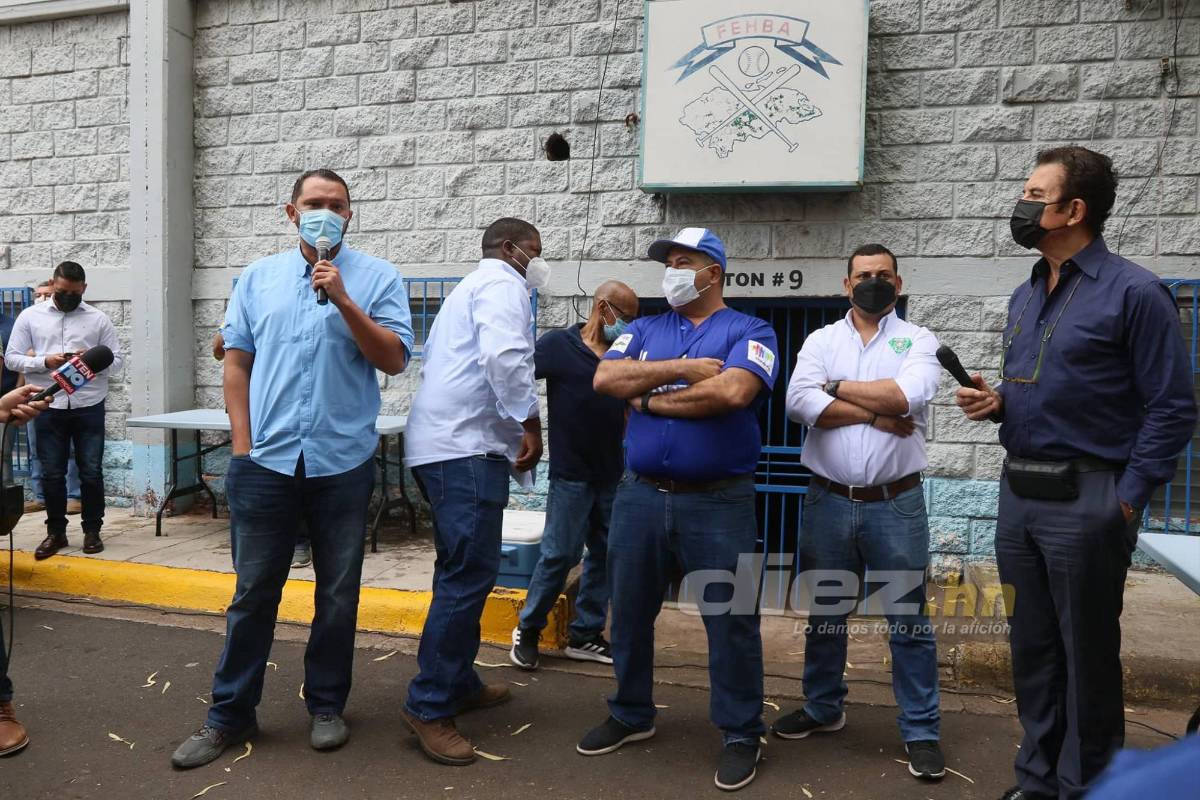 ¡Zafarrancho en la Villa Olímpica! Simpatizantes y empleados sacan corriendo a Salvador Nasralla y lo llaman ‘‘traidor’’