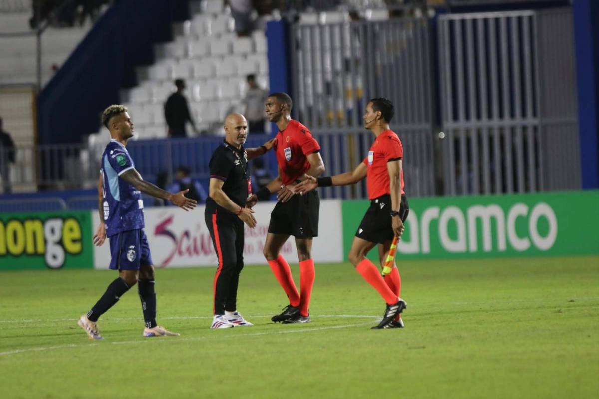 La desgarrada imagen de Bennett, otro error de Menjívar y las leyendas