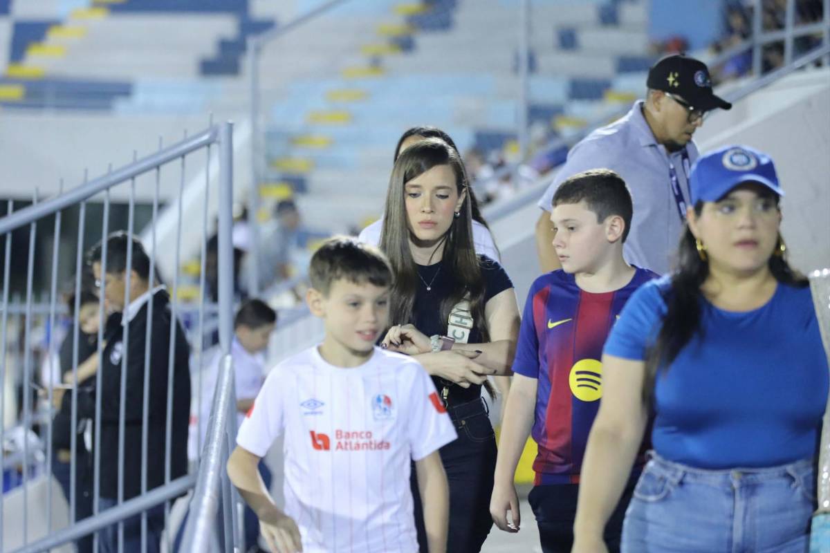 ¿Quién es la guapa colocha que robó suspiros en La Ceiba? La belleza y las familias coparon el duelo Victoria vs Olimpia