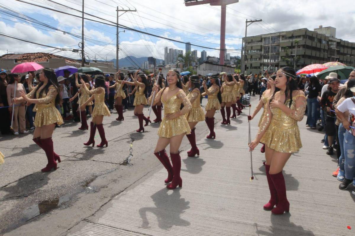 ¿Quién es la palillona de rojo? Hermosas deleitan en los desfiles del 15 de septiembre en Honduras