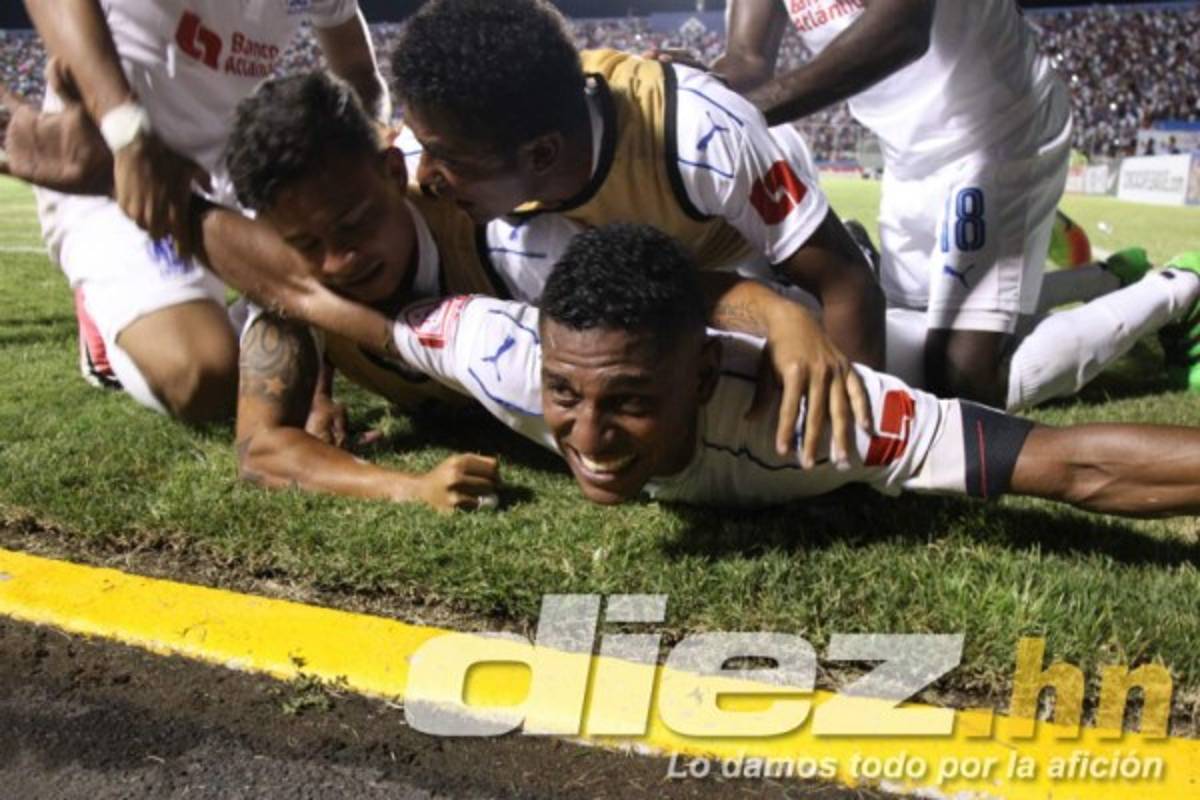 NO VISTE EN TV: El festejo del Olimpia y la bengala en el césped  