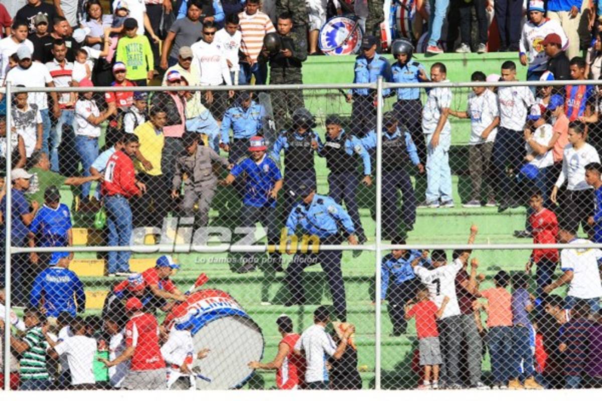 NO VISTE EN TV: Saludo a Vargas, aficionada queda en brasier y niño irrumpe el clásico