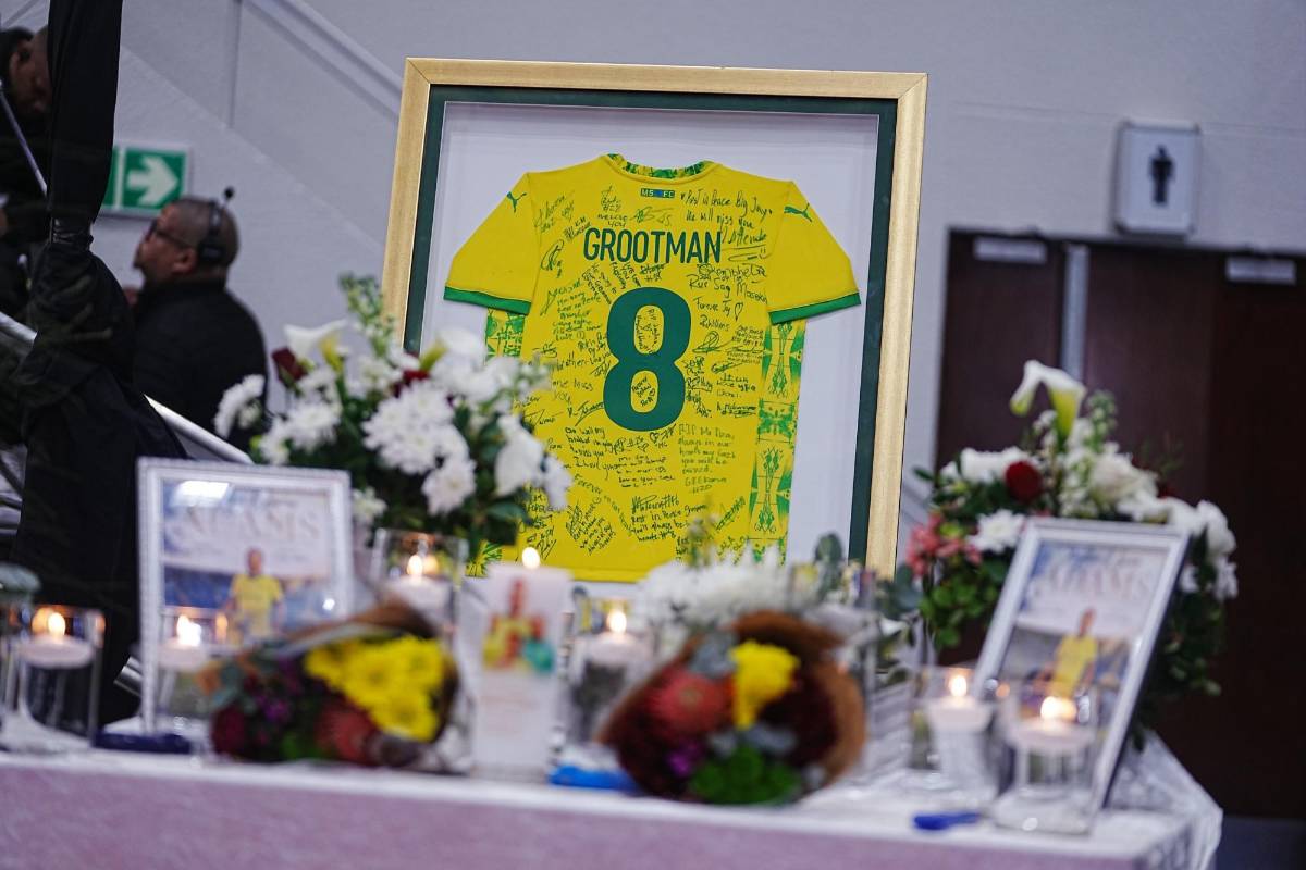 Desgarradora imagen de la madre e hijo: el adiós a Jayden Adams, fallecido tras el Mundial
