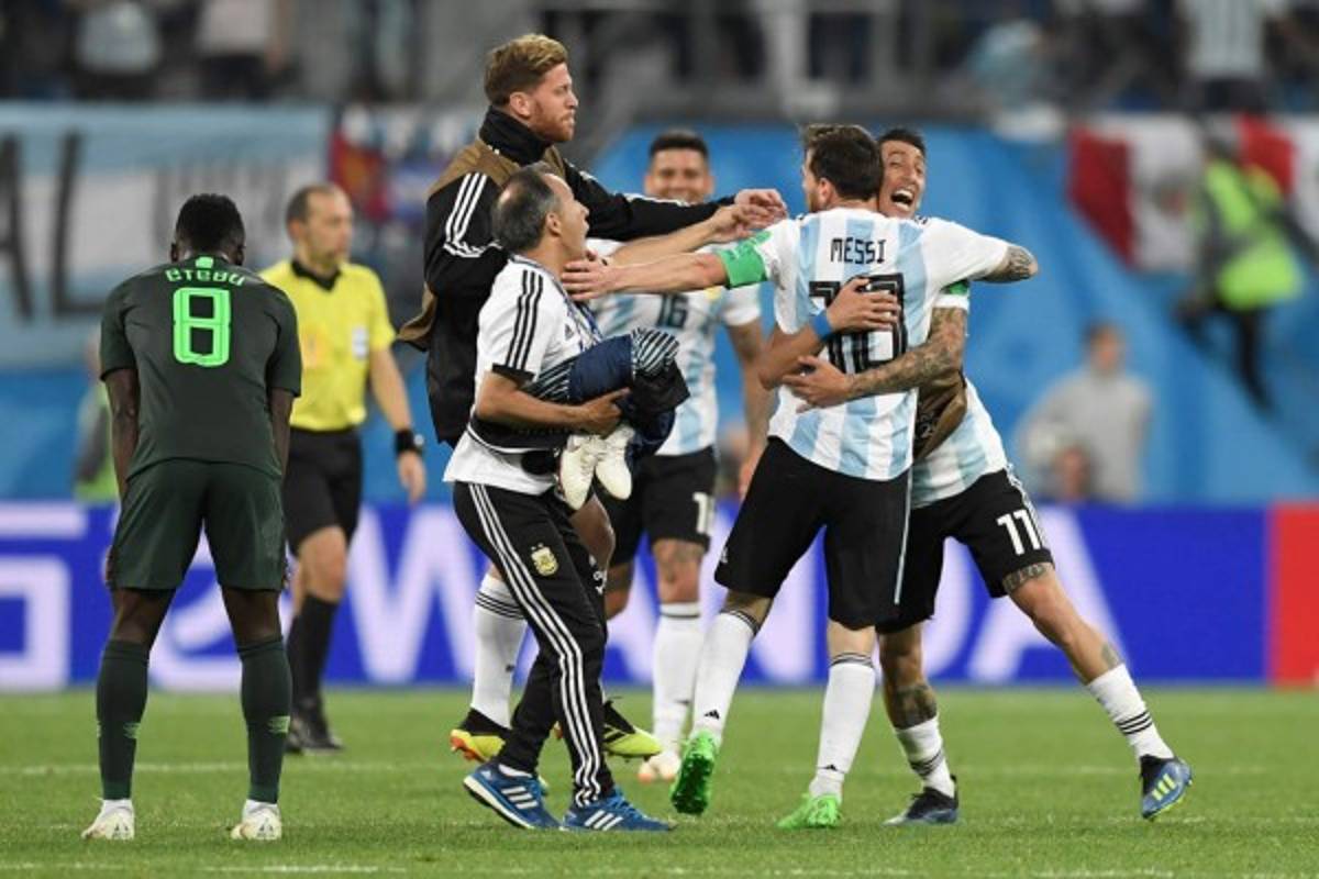 FOTOS: El emotivo festejo de Messi tras clasificar con Argentina a octavos