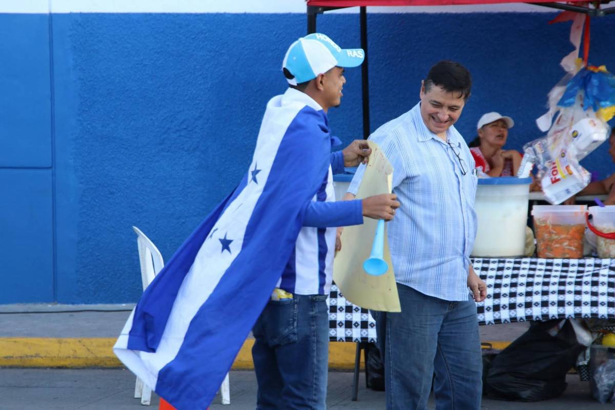 ¿Quién era la chica de azul? Pancarta sorprende, ritmo punta y jamaiquino con un ojo en Guatemala