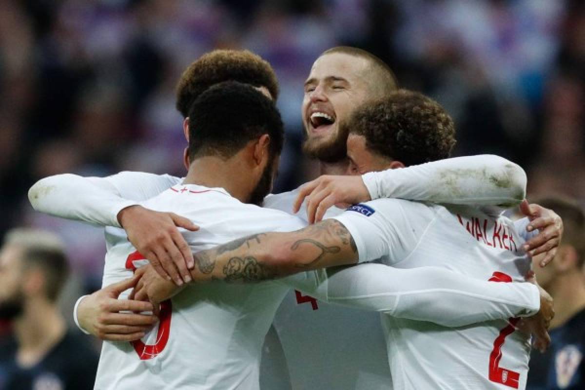 England's midfielder Eric Dier (2nd R) celebrates with teammates on the pitch after the international UEFA Nations League football match between England and Croatia at Wembley Stadium in London on November 18, 2018. - England beat Croatia 2-1 to qualify for the Nations League semi-finals. (Photo by Adrian DENNIS / AFP) / NOT FOR MARKETING OR ADVERTISING USE / RESTRICTED TO EDITORIAL USE