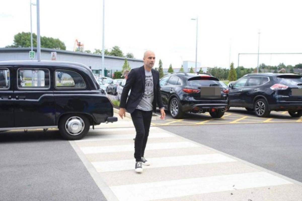Fotos: El primer día de Guardiola en Manchester, llegó en taxi a la presentación