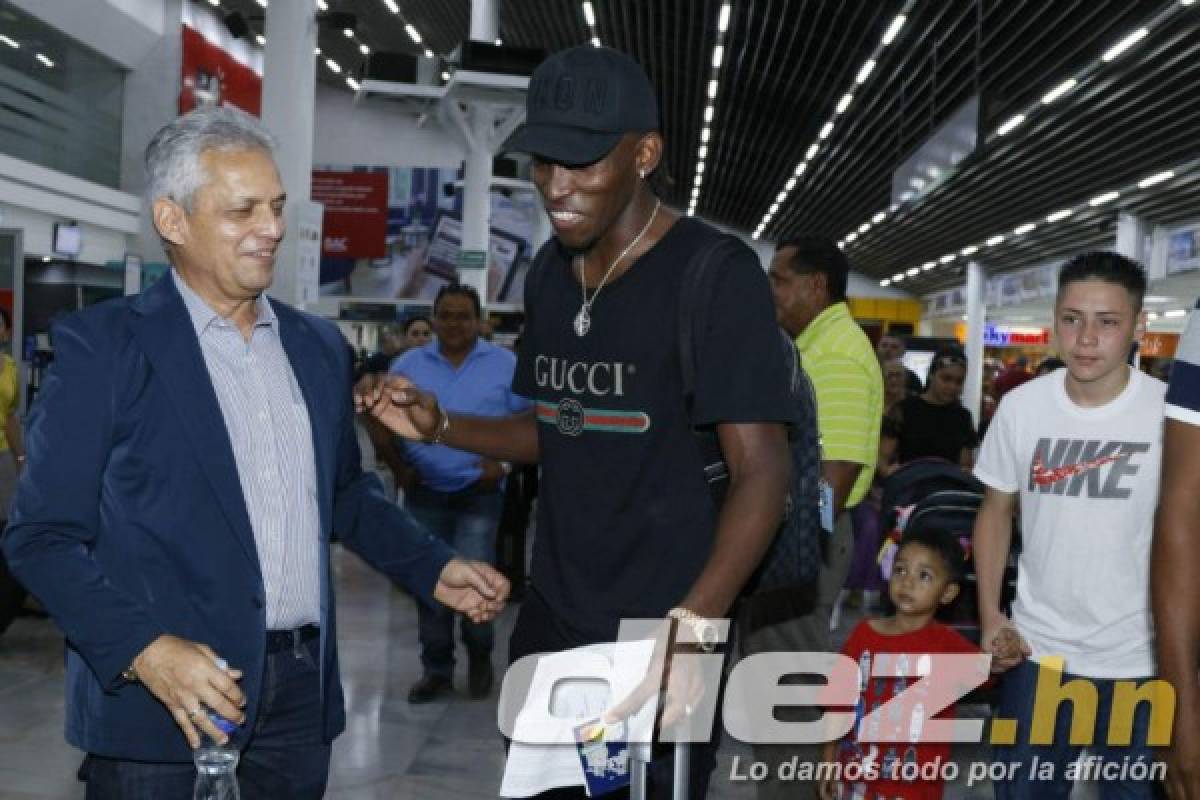 Con una visita sorpresiva: Emotiva despedida a Reinaldo Rueda, Elis y Chirinos en el aeropuerto