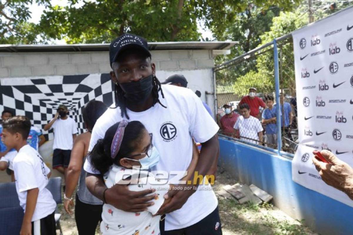 ¡Selfies, autógrafos y alegría! Las postales de la visita de Alberth Elis a la colonia Suyapa en Chamelecón
