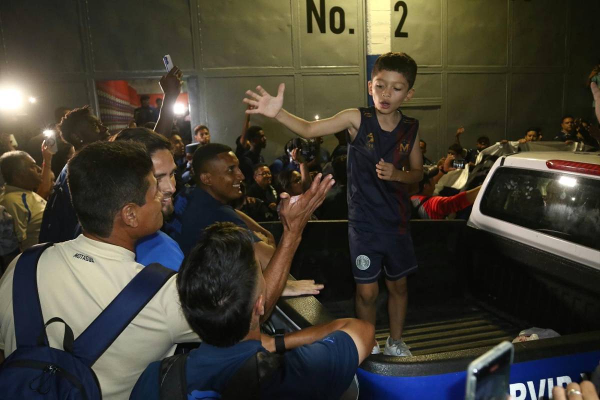 ¡Locura! Afición de Motagua arropa al club con banderazo; niño sorprende a Javier López