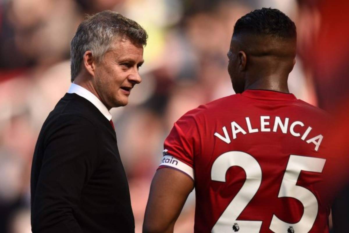 Manchester United's Norwegian manager Ole Gunnar Solskjaer speaks with Manchester United's Ecuadorian defender Antonio Valencia (R) on the pitch after the English Premier League football match between Manchester United and Cardiff City at Old Trafford in Manchester, north west England, on May 12, 2019. - Cardiff won the game 2-0. (Photo by Oli SCARFF / AFP) / RESTRICTED TO EDITORIAL USE. No use with unauthorized audio, video, data, fixture lists, club/league logos or 'live' services. Online in-match use limited to 120 images. An additional 40 images may be used in extra time. No video emulation. Social media in-match use limited to 120 images. An additional 40 images may be used in extra time. No use in betting publications, games or single club/league/player publications. /