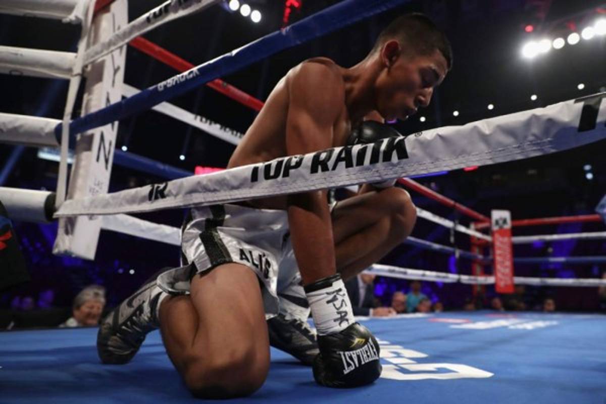 FOTOS: Así fue la paliza de Teofimo López a mexicano a Ishwar Siqueiros