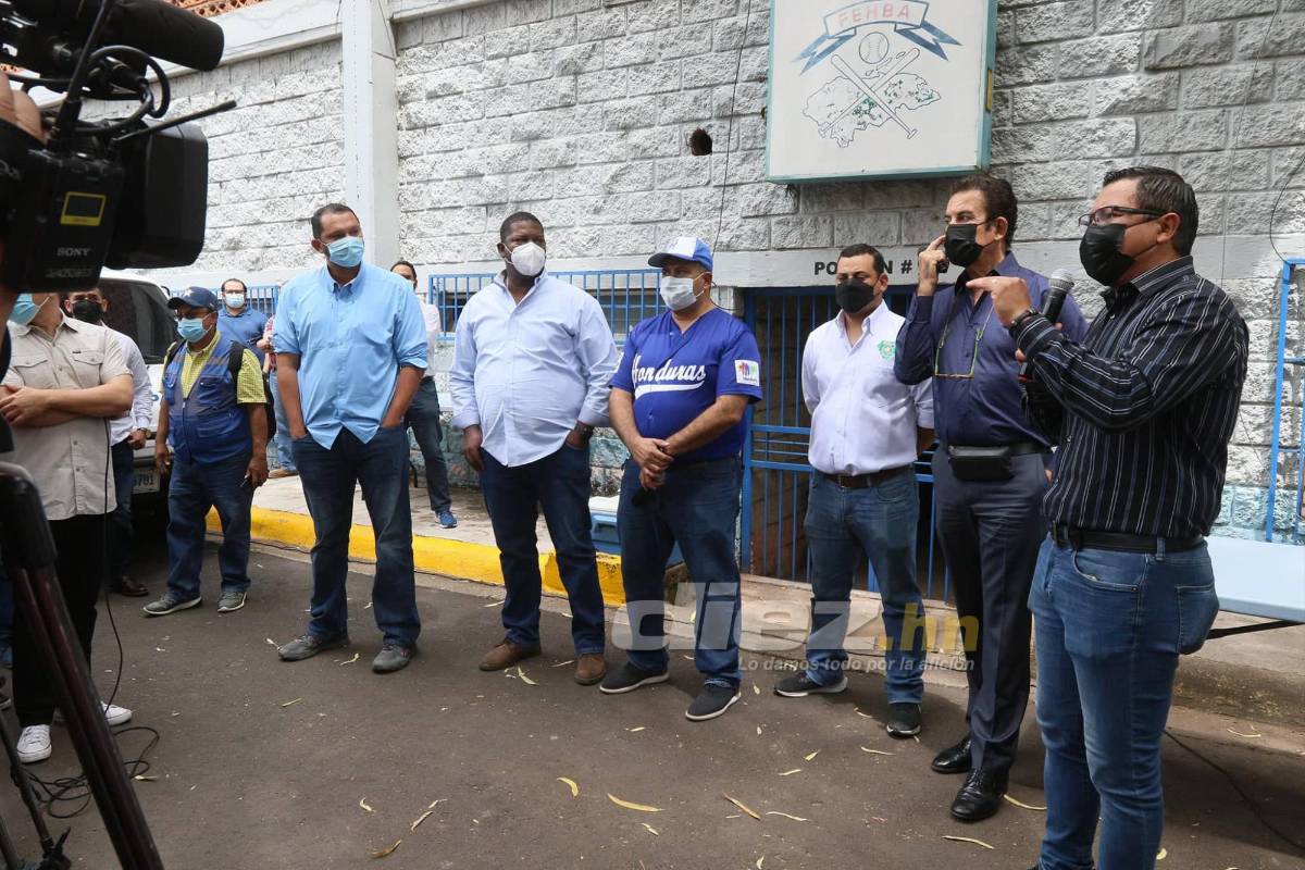 ¡Zafarrancho en la Villa Olímpica! Simpatizantes y empleados sacan corriendo a Salvador Nasralla y lo llaman ‘‘traidor’’