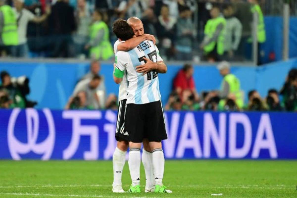 Lo que no se vio en TV: La fría celebración de Sampaoli con Messi y el show de Maradona en las gradas