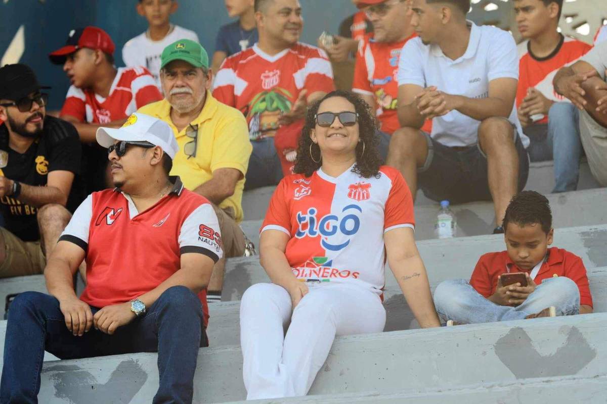 La reina que enamoró en La Ceiba y el Yankel estuvo lleno de hermosuras: las bellas mujeres que visitaron los estadios de Honduras