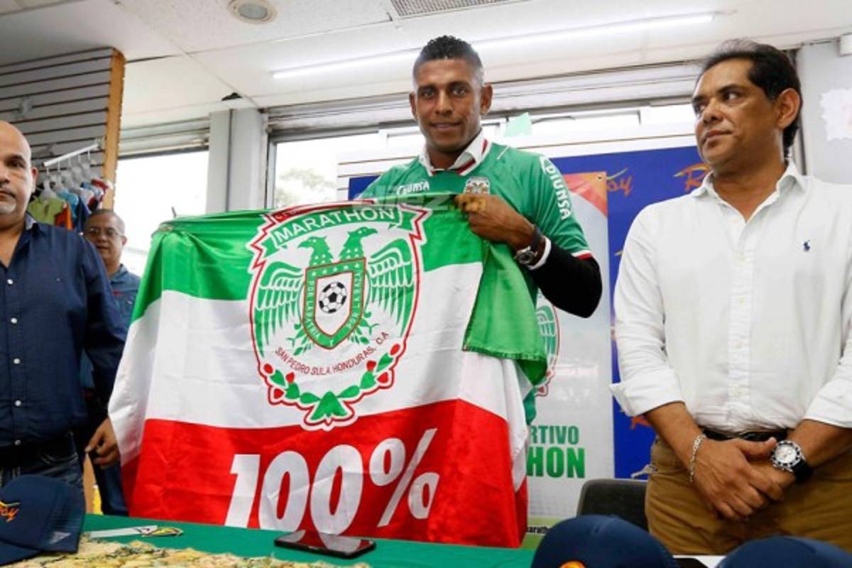 Fotos: Carlo Costly se enfunda la camisa de Marathón y ya recibe el cariño de la afición