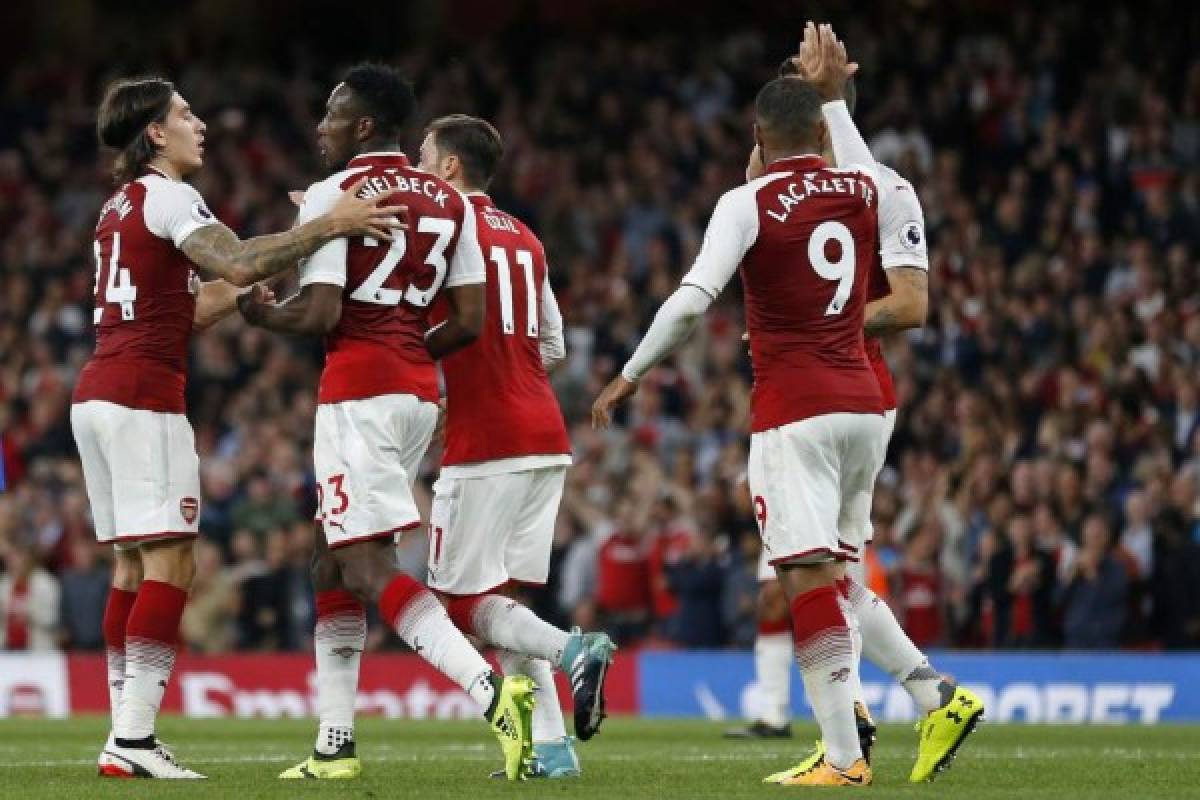 Arsenal's English striker Danny Welbeck (2nd L) celebrates with teammates after scoring their second goal during the English Premier League football match between Arsenal and Leicester City at the Emirates Stadium in London on August 11, 2017. / AFP PHOTO / Ian KINGTON / RESTRICTED TO EDITORIAL USE. No use with unauthorized audio, video, data, fixture lists, club/league logos or 'live' services. Online in-match use limited to 75 images, no video emulation. No use in betting, games or single club/league/player publications. /