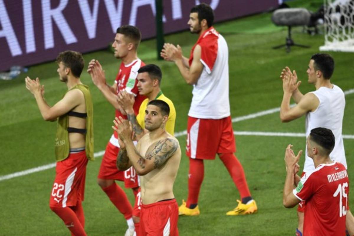 CURIOSO: El show de Neymar, jugador queda 'desnudo' y ¡pelea en las gradas!