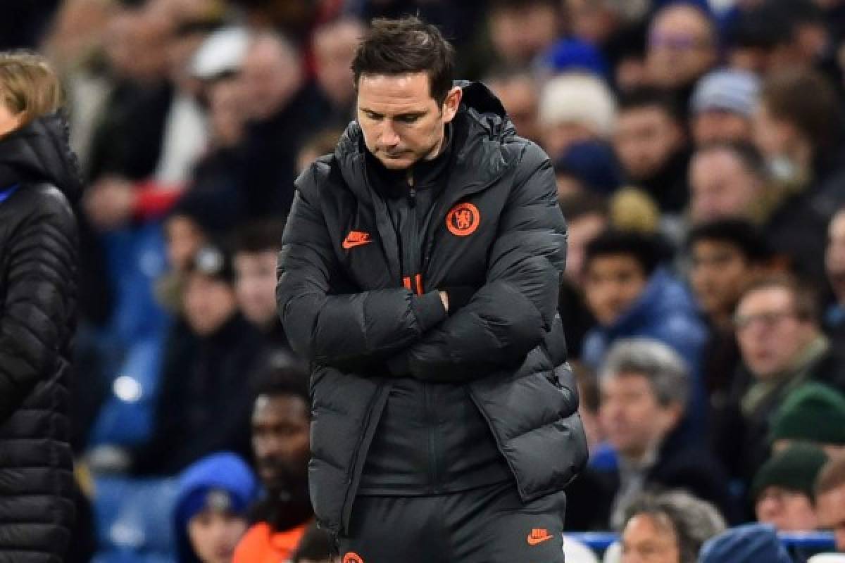Chelsea's English head coach Frank Lampard (R) gestures on the touchline during the UEFA Champion's League round of 16 first leg football match between Chelsea and Bayern Munich at Stamford Bridge in London on February 25, 2020. (Photo by Glyn KIRK / AFP)