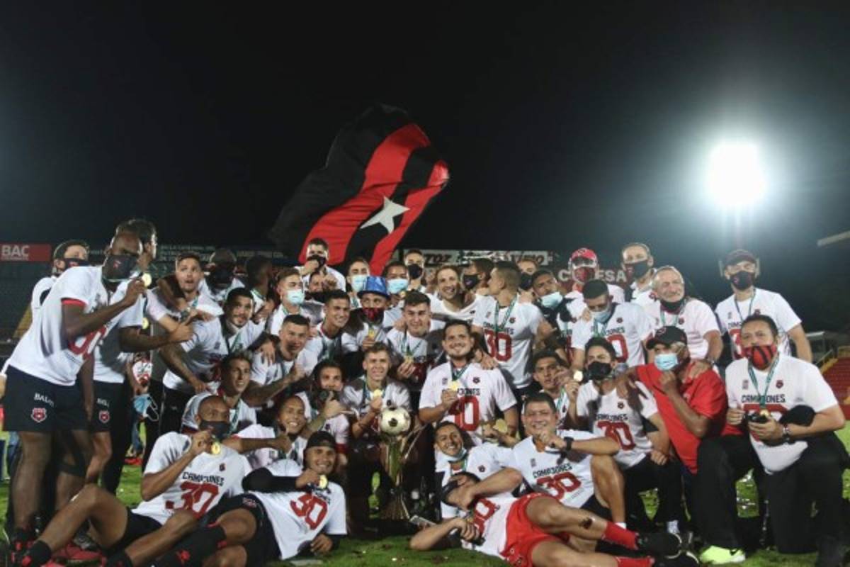 ¿Seguirá Alex López? Posibles fichajes en Alajuelense y movimientos tras salir campeones