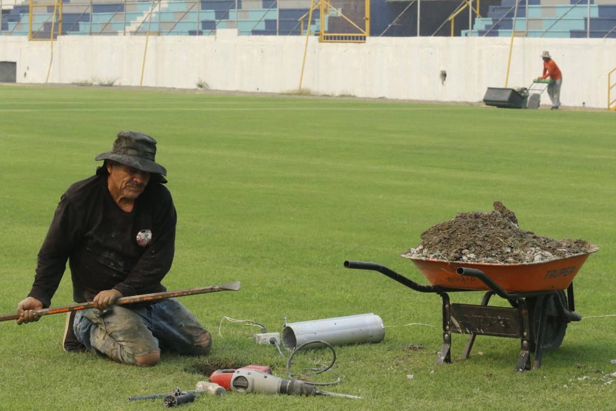¡Como mesa de billar! Estadio Morazán luce espectacular nueva grama y comienzan a realizar instalaciones