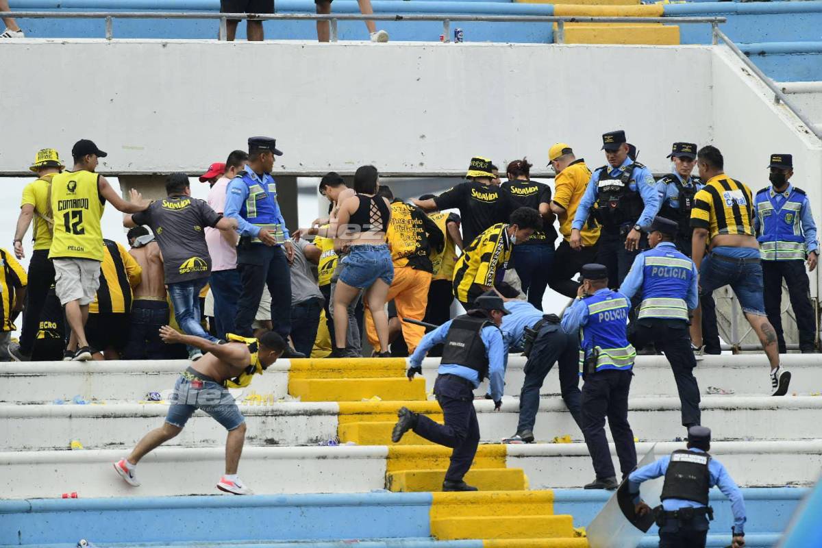Vergonzosas imágenes: Así fueron los actos vandálicos de los aficionados del Real España en el estadio Olímpico tras perder la final