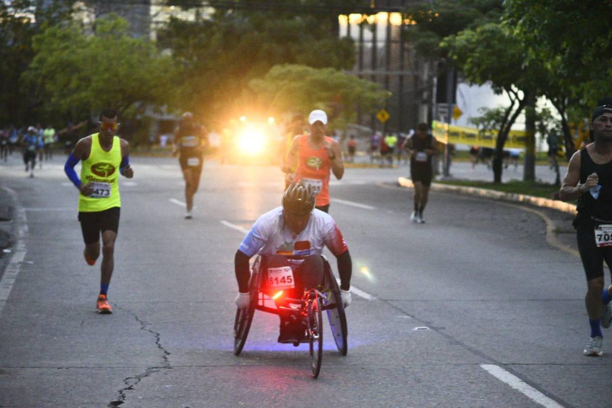 Maratón La Prensa: Atletismo puro, belleza femenina, mascotas corriendo y alegría en búsqueda de la meta