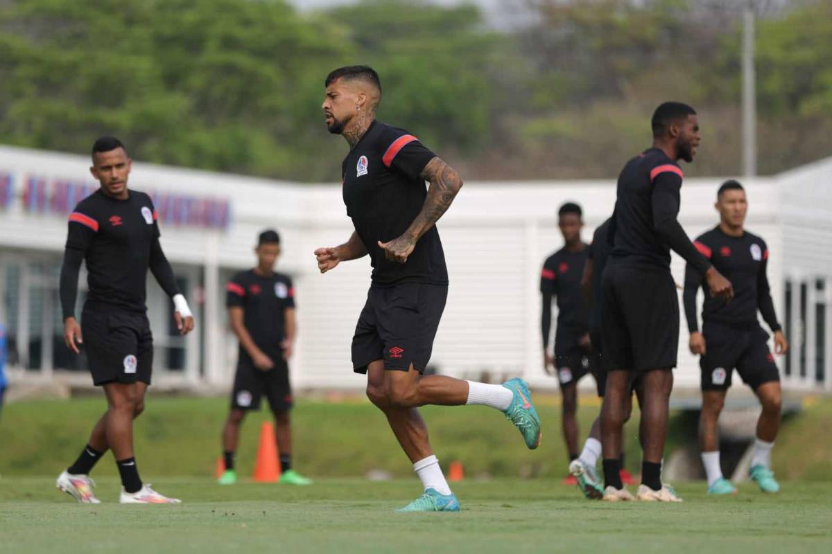 La última práctica de Olimpia antes de la final con Marathón: Troglio concentrado y el que entrenó por separado