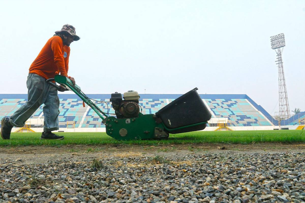 ¡Como mesa de billar! Estadio Morazán luce espectacular nueva grama y comienzan a realizar instalaciones