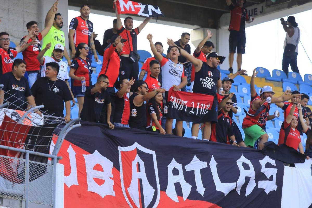 ¡Ambientazo de Champions! Invasión de olimpistas en el Olímpico y el grupo de afición del Atlas que se hace sentir