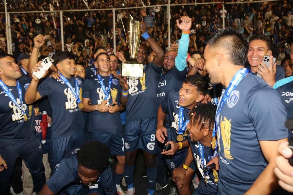 ¡Festejo del campeón! Besos al goleador, Diego Vázquez celebró en el camerino y locura de la plantilla de Motagua con el título