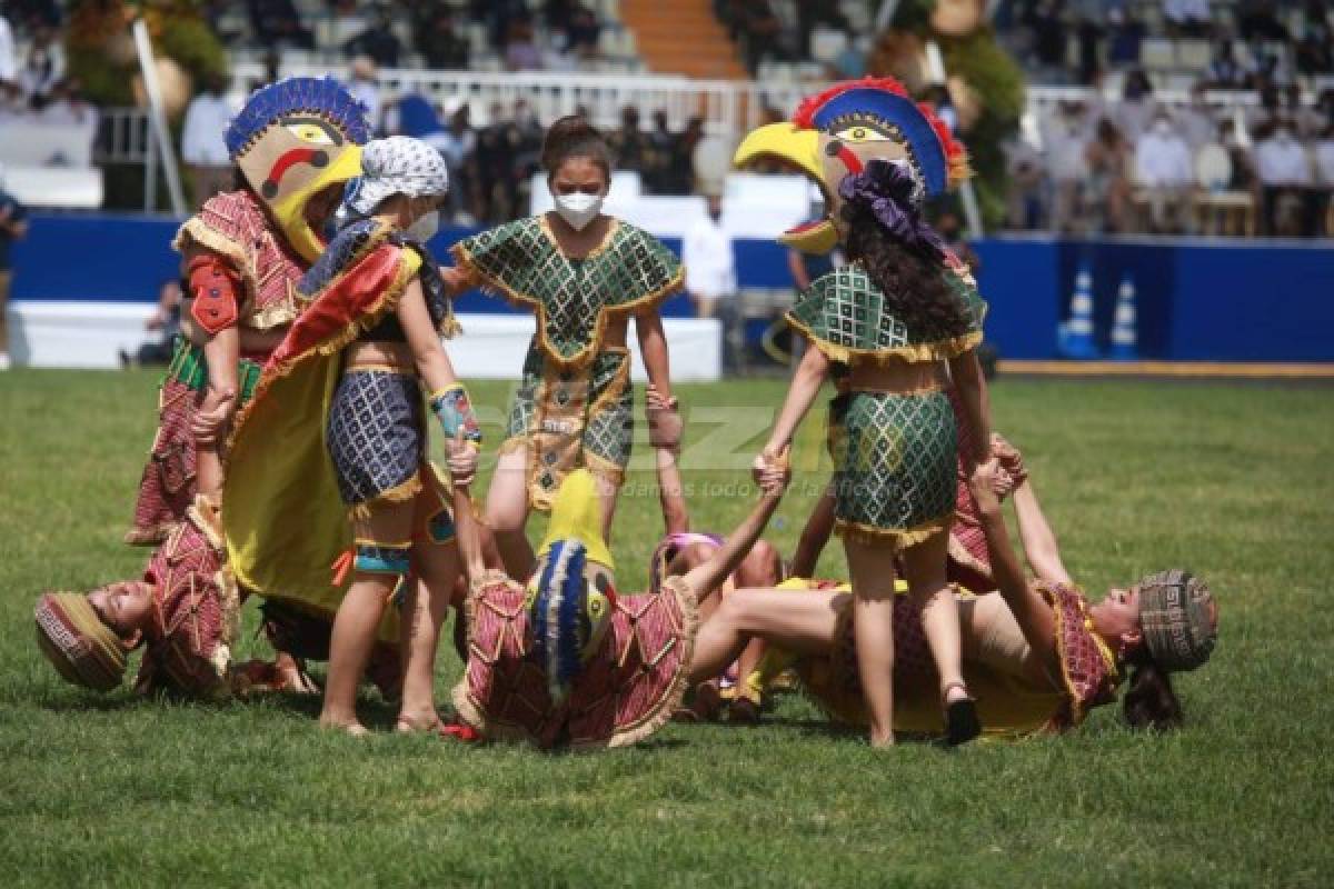 Fotos del día: Derroche de belleza con palillonas, la guacamaya gigante y todo el ambiente en el estadio Nacional