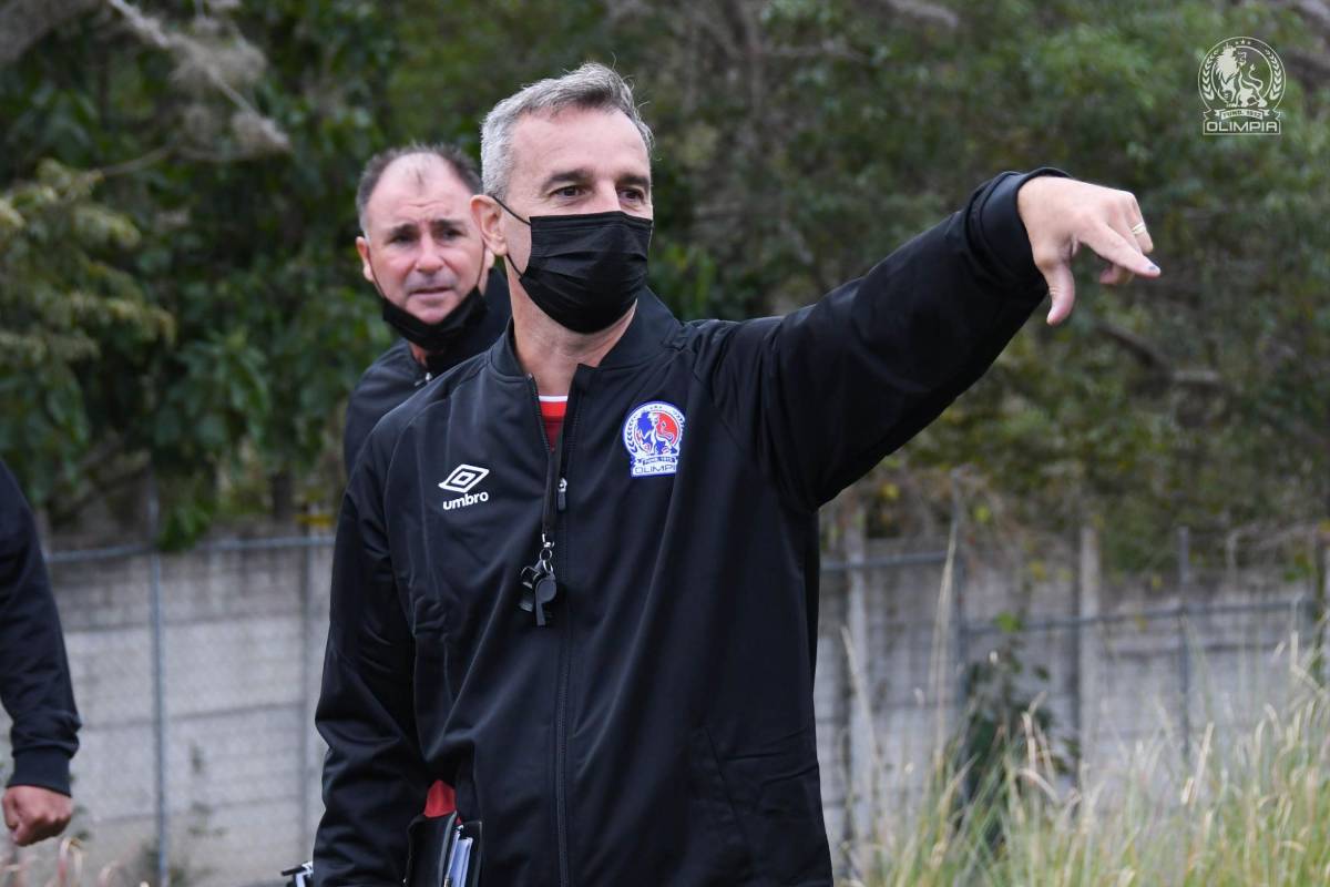 ¡Charla, risas y un conocido! Así fue el primer entrenamiento del argentino Pablo Lavallén en el Olimpia
