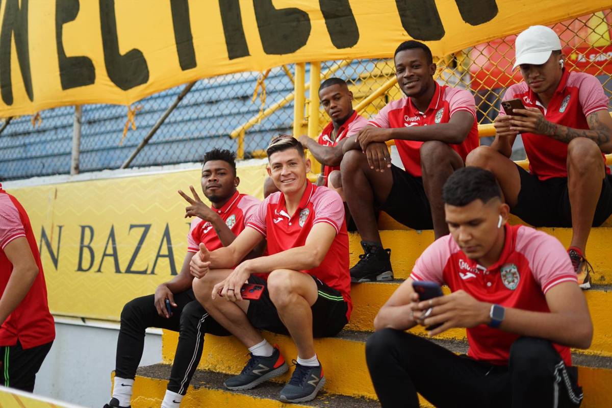 Sus nuevos compañeros lo molestaban y mostró su técnica: Así son las primeras postales de Francisco Martínez en Liga Nacional