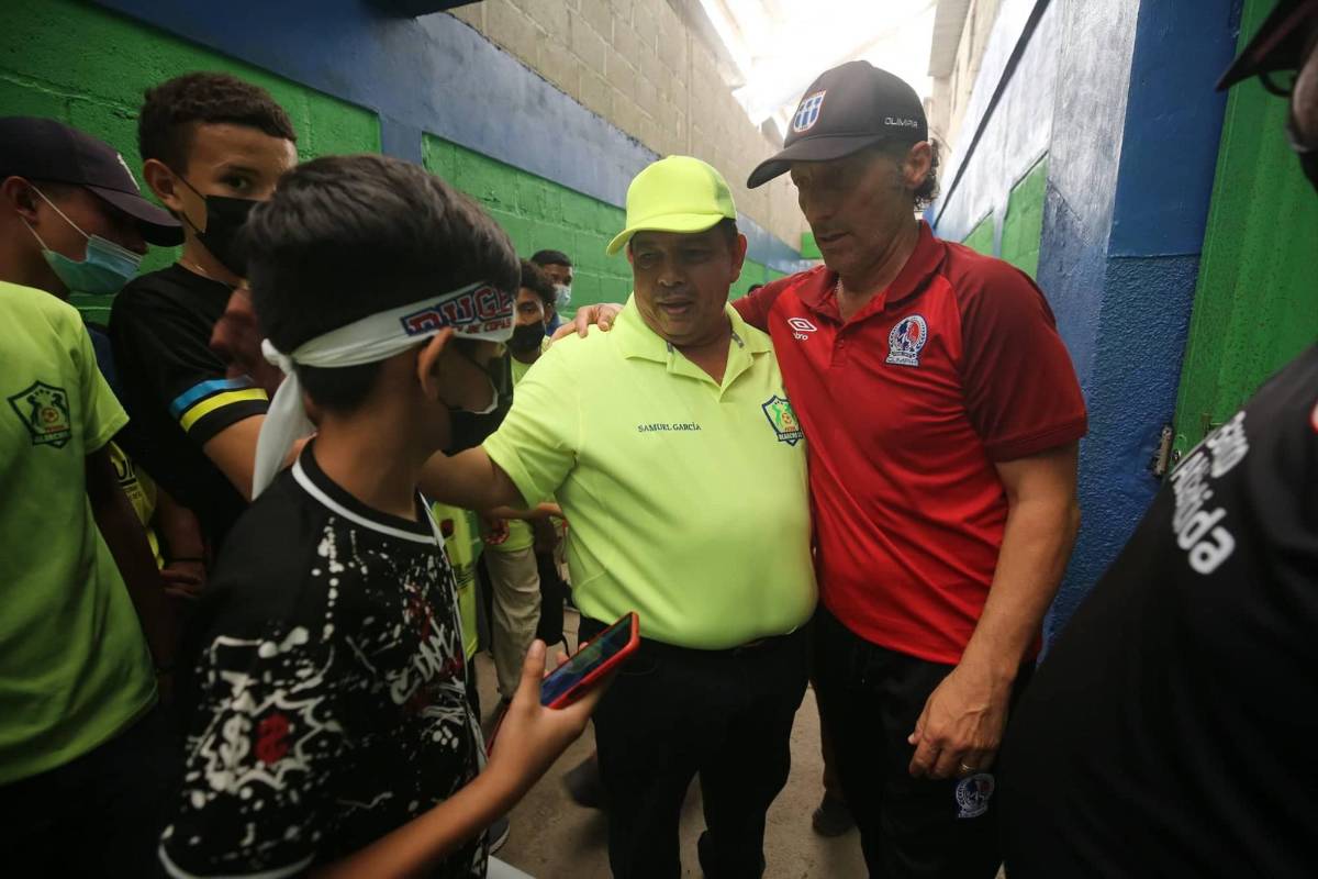 Olimpia causa locura en Olancho: Pedro Troglio se deja querer por la afición, bellas modelos de la batucada y caballos de raza