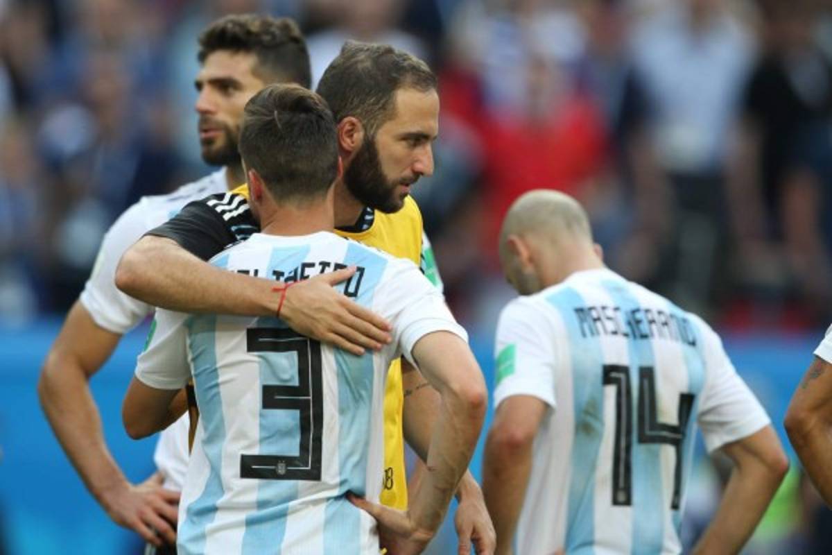 FOTOS: Messi pegado a una Virgen y todo el dolor de los argentinos