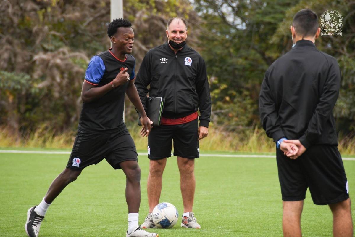 ¡Charla, risas y un conocido! Así fue el primer entrenamiento del argentino Pablo Lavallén en el Olimpia