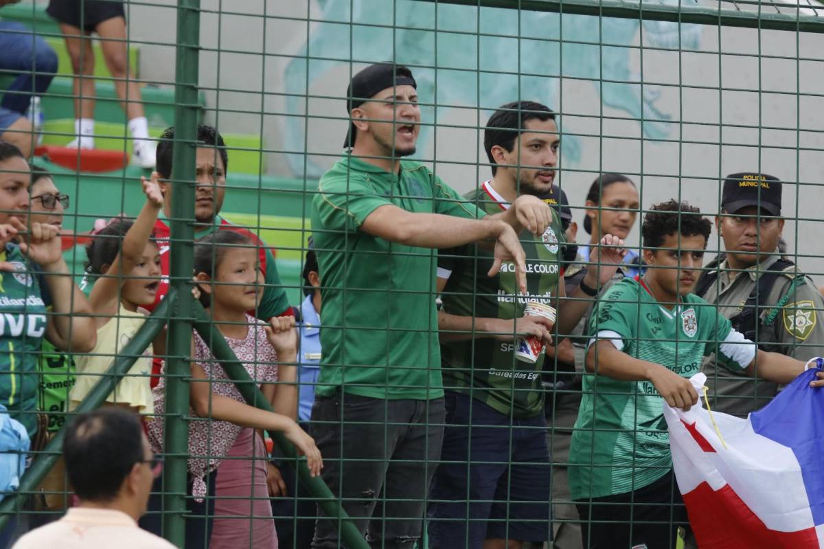 Tremendo diluvio en el Nacional, enfado de los aficionados de Marathón, jugador en muletas, bellas chicas y DT en aprietos