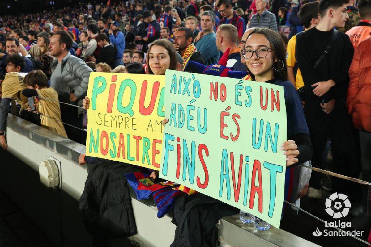 Con sus hijos, entre lágrimas y hasta le llevaron flores: la última noche de Piqué como jugador del Barcelona en el Camp Nou