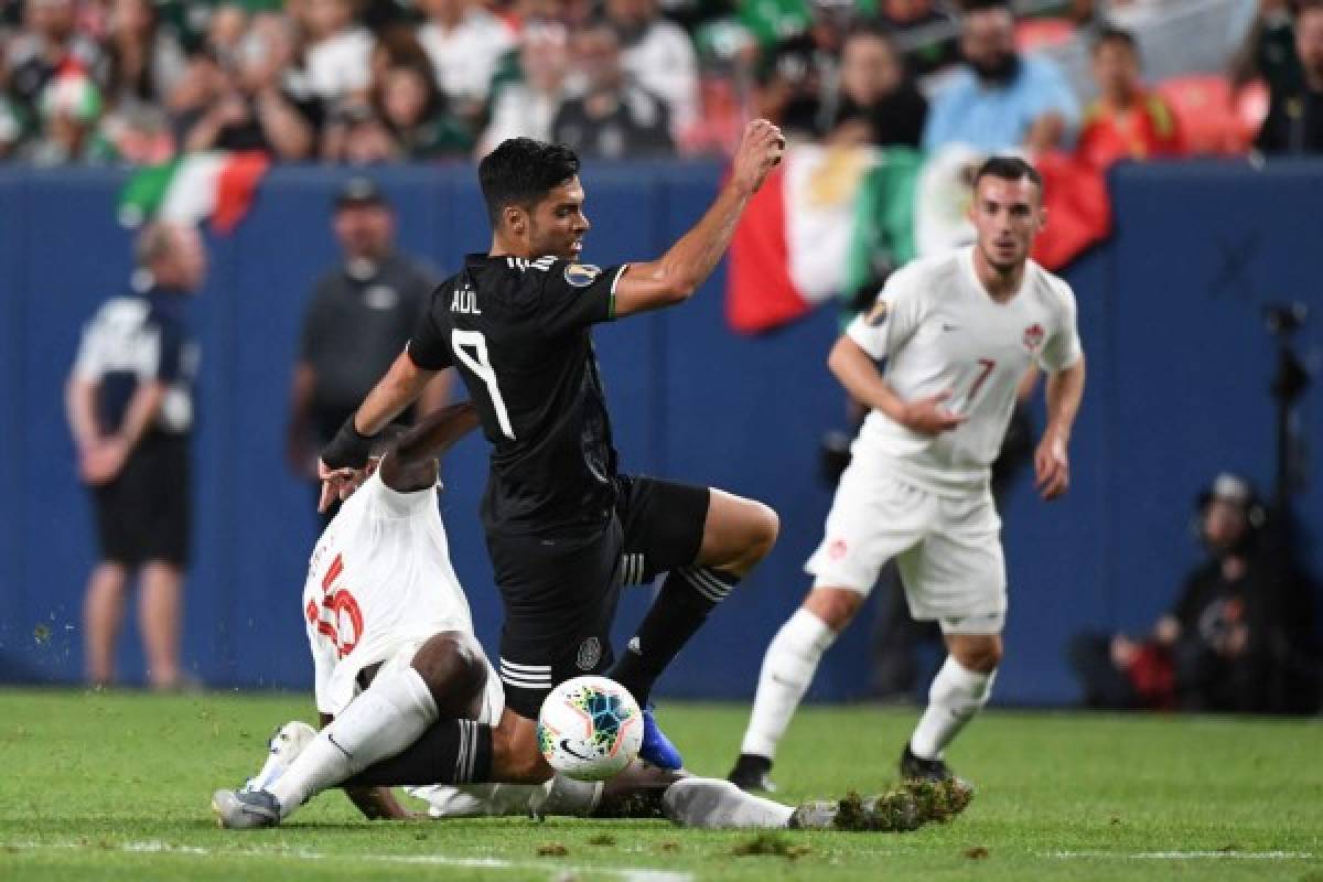 Mexico's forward Raul Jimenez (R) fights for the ball with Canada's defender Doneil Henry during the CONCACAF Gold Cup Group A match between Mexico and Canada on June 19, 2019 at Broncos Mile High stadium in Denver, Colorado. (Photo by Robyn Beck / AFP)