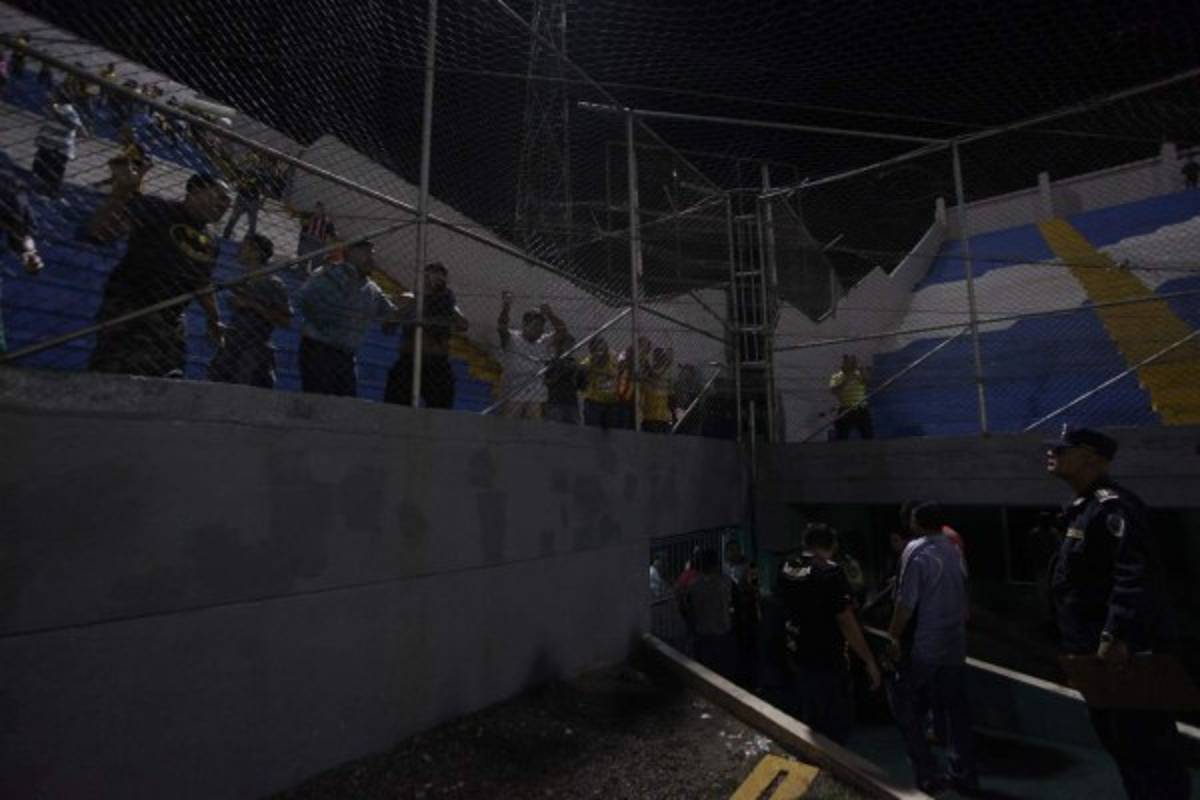 Zafarrancho entre barra del Real España y policía en el Morazán