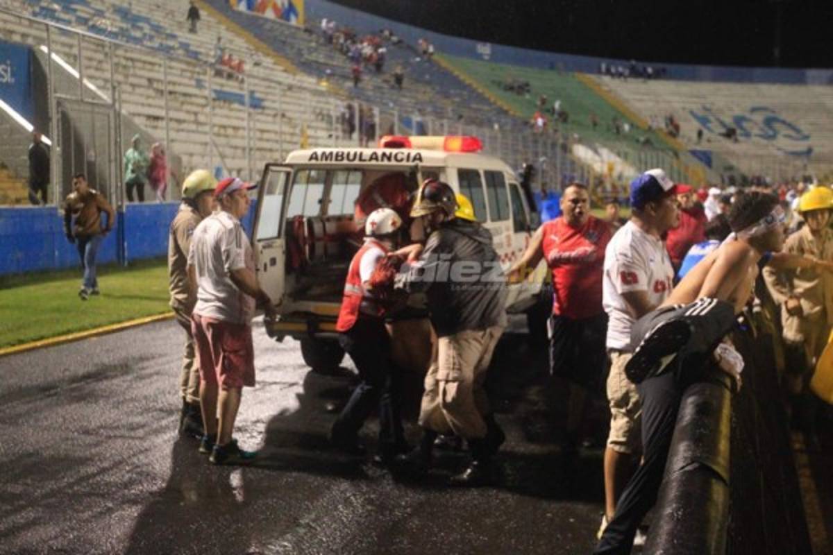 ¡Muertos, heridos y desmayados! El caos dentro y fuera del Estadio Nacional