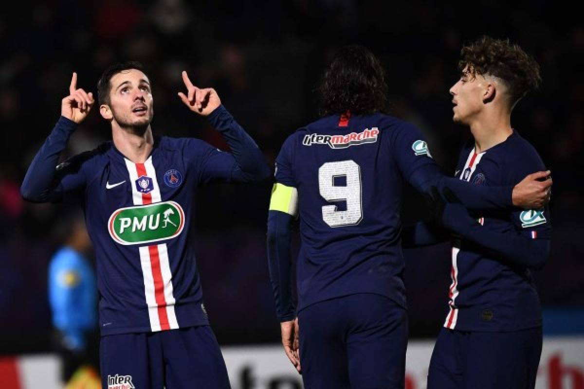 Paris Saint-Germain's Spanish midfielder Pablo Sarabia (L) celebrates after scoring a goal during the French Cup football match between Linas-Montlhery and Paris Saint-Germain on January 5, 2020 at the Stade Bobin in Bondoufle, south of Paris. (Photo by Anne-Christine POUJOULAT / AFP)