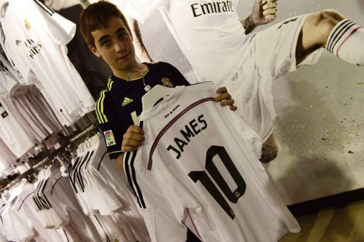 James Rodríguez fue presentado por Real Madrid ante 20 mil aficionados.